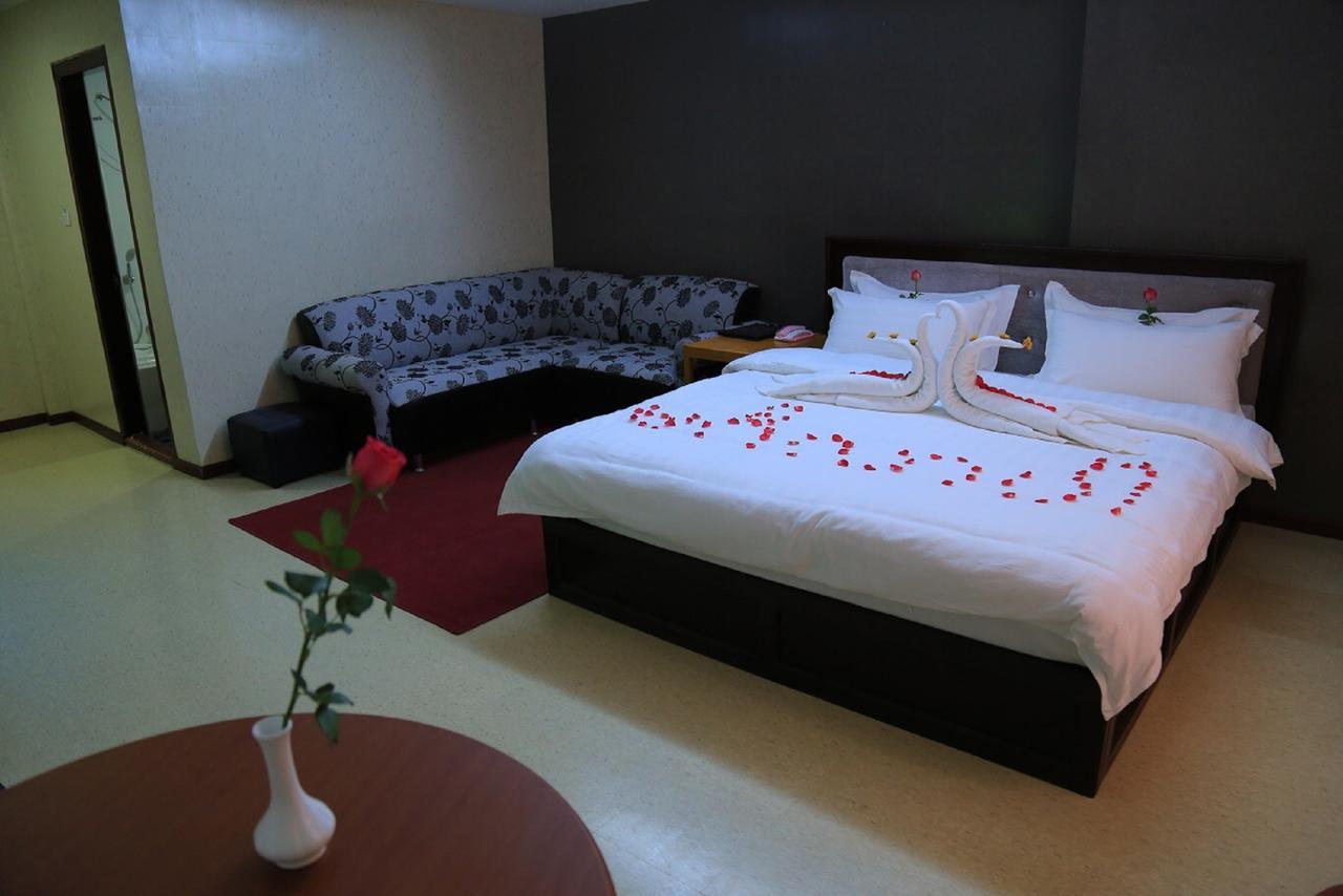 King & Queen Hotel Monywa Exteriör bild